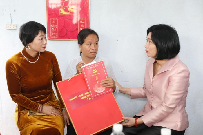 Thay mặt Đoàn công tác, đồng chí Phùng Thị Hồng Hà, Phó Bí thư Thành ủy, Chủ tịch HĐND TP Hà Nội, Phó trưởng Đoàn ĐBQH TP Hà Nội trao tặng quà cho các hộ gia đình có hoàn cảnh khó khăn tại xã Nam Ban Lâm Hà