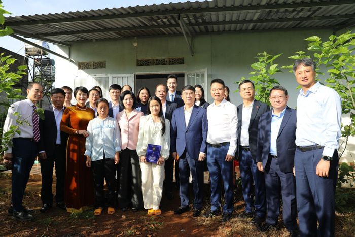 Lãnh đạo tỉnh Lâm Đồng và TP Hà Nội chụp ảnh lưu niệm với các gia đình đến thăm