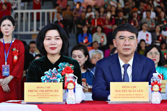 Các đồng chí Phùng Thị Hồng Hà, Phó Bí thư Thành ủy, Chủ tịch HĐND; Phó Trưởng Đoàn ĐBQH TP Hà Nội; Nguyễn Xuân Lưu, Ủy viên Ban Thường vụ Thành ủy, Phó Chủ tịch UBND TP Hà Nội tham dự buổi lễ