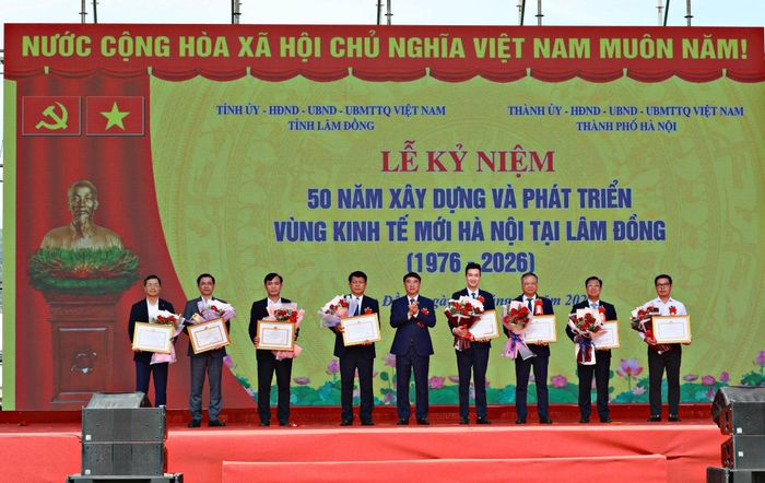 Đồng chí Nguyễn Xuân Lưu, Ủy viên Ban Thường vụ Thành ủy, Phó Chủ tịch UBND TP Hà Nội tặng Bằng khen cho các tập thể có nhiều đóng góp trong 50 năm qua
