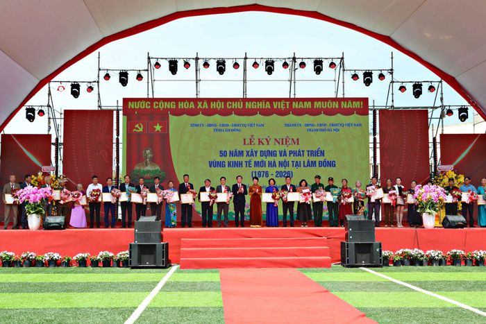 Đồng chí Hồ Văn Mười, Ủy viên Ban Chấp hành Trung ương Đảng, Phó Bí thư Tỉnh ủy, Chủ tịch UBND tỉnh và đồng chí Phạm Thị Phúc, Phó Bí thư Tỉnh ủy, Chủ tịch Ủy ban MTTQ Việt Nam tỉnh tặng Bằng khen cho các tập thể, cá nhân