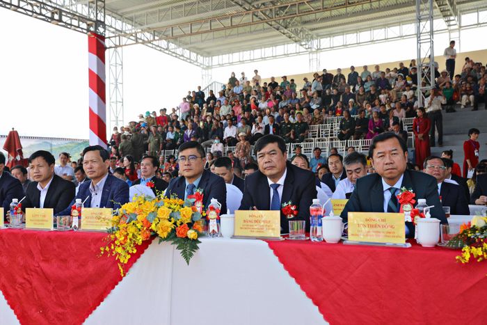 Các đồng chí Ban Thường Tỉnh ủy Lâm Đồng; lãnh đạo các sở, ban, ngành tham dự buổi lễ