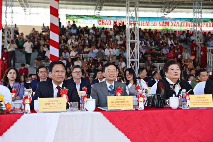 Đồng chí Đinh Văn Tuấn, Tỉnh ủy viên, Phó Chủ tịch UBND tỉnh Lâm Đồng (bên trái) cùng các đại biểu tham dự hội nghị