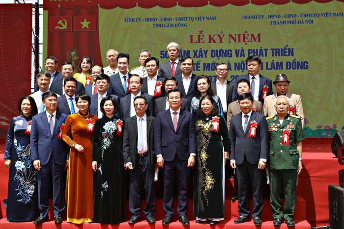 Lãnh đạo Lâm Đồng và Hà Nội chụp ảnh lưu niệm