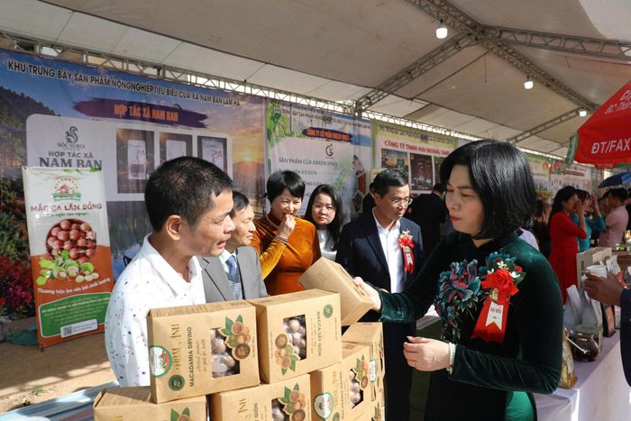 Đồng chí Phùng Thị Hồng Hà, Phó Bí thư Thành ủy, Chủ tịch HĐND TP Hà Nội tham quan không gian trưng bày hành trình 50 năm xây dựng, phát triển Vùng kinh tế mới Hà Nội tại Lâm Đồng