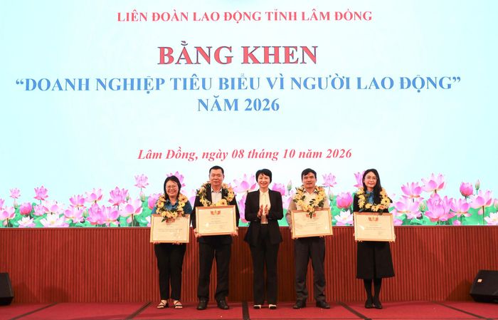 Đồng chí Phạm Thị Phúc, Phó Bí thư Tỉnh ủy, Chủ tịch Ủy ban MTTQ Việt Nam tỉnh Lâm Đồng trao Bằng khen cho các "Doanh nghiệp tiêu biểu vì người lao động" năm 2026