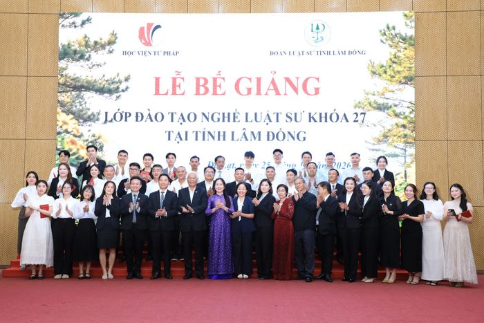 Lãnh đạo Học viện Tư pháp, Đoàn Luật sư tỉnh Lâm Đồng và các đại biểu chụp hình lưu niệm cùng tập thể lớp đào tạo nghề luật sư khóa 27
