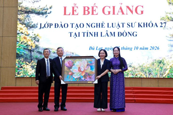 Lớp đào tạo nghề luật sư khóa 27 năm 2025 tại Lâm Đồng tặng quà lưu niệm cho lãnh đạo Học viện Tư pháp