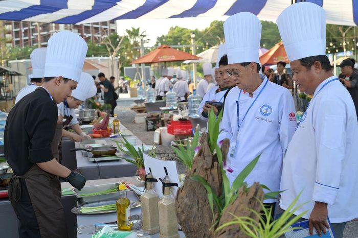 Ban Giám khảo đang chấm điểm cho từng đội thi khâu chuẩn bị thực phẩm, sơ chế