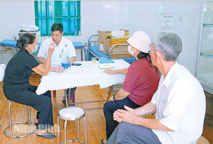 Trạm Y tế xã Giao Phúc khám sức khỏe định kỳ cho người dân trên địa bàn.