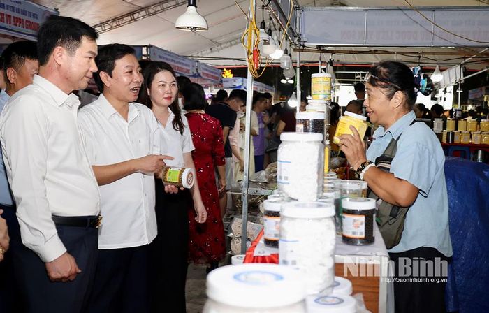 Các đại biểu tham quan các gian hàng tại phiên chợ.