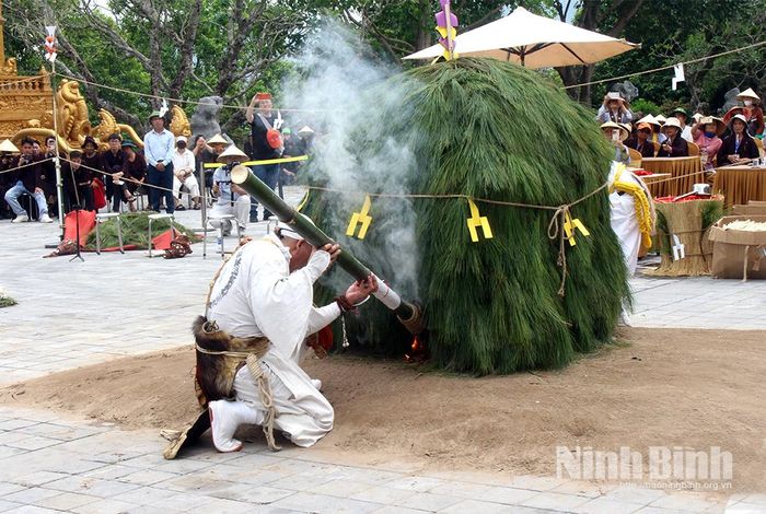 Nghi thức đốt củi thực hành Pháp lễ hỏa tịnh.