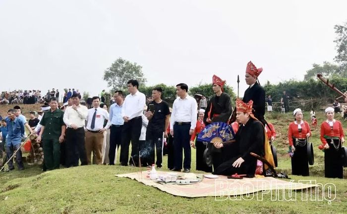 Thầy mo thực hành nghi lễ đánh bắt cá ở khúc sông cấm Khoang Khạ tại lễ hội Đền Trường Khạ - xã Lạc Sơn.