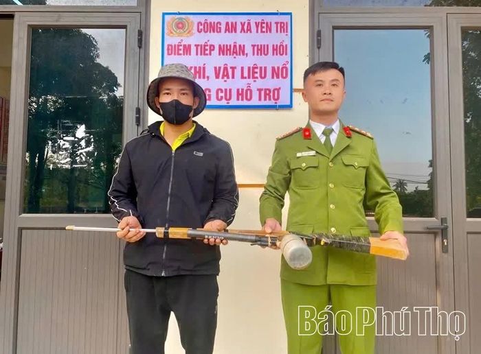 Công an xã vận động thu hồi súng tự chế trong dân.