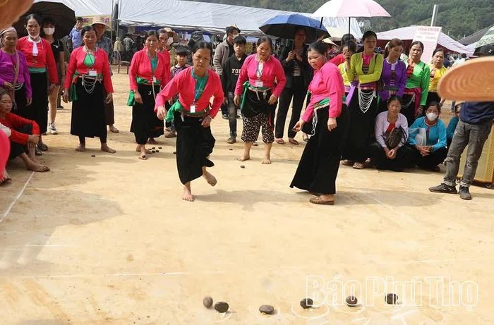 Phụ nữ Thượng Cốc thi đánh mảng trong lễ hội truyền thống.