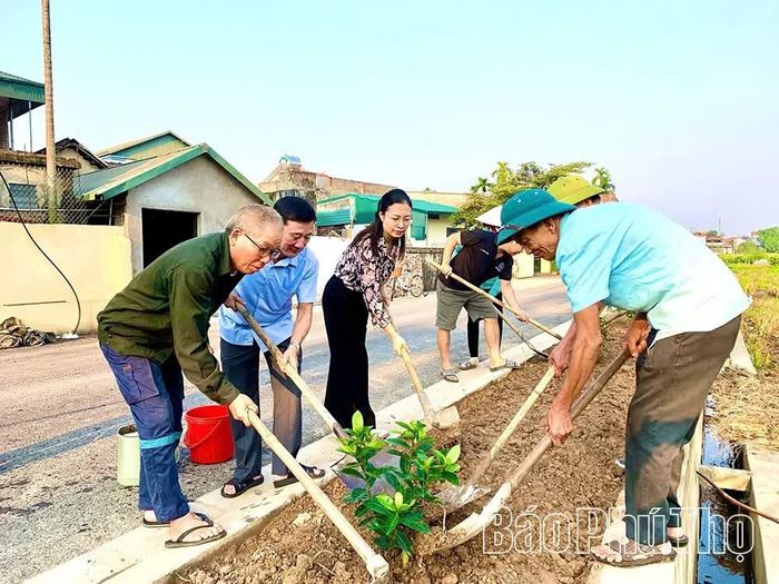 Lãnh đạo Đảng ủy xã Thổ Tang cùng người dân tham gia vệ sinh môi trường, góp phần xây dựng cảnh quan địa phương xanh, sạch, đẹp.