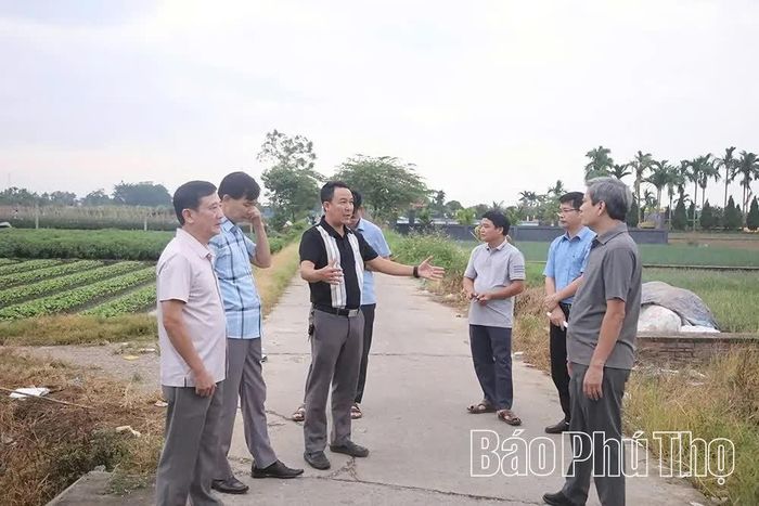 Thường trực Đảng ủy xã Thổ Tang khảo sát, kiểm tra thực tế sau hội nghị lắng nghe ý kiến của Nhân dân.
