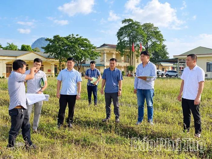 Cán bộ chuyên môn xã kiểm tra hiện trạng, bàn giao mặt bằng; hồ sơ và bản đồ địa chính là căn cứ quan trọng để xác định chính xác ranh giới, diện tích đất.