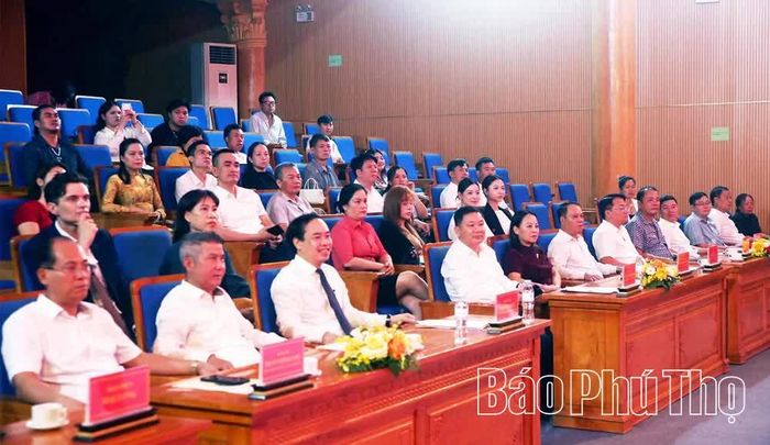 Các đại biểu dự buổi họp báo.