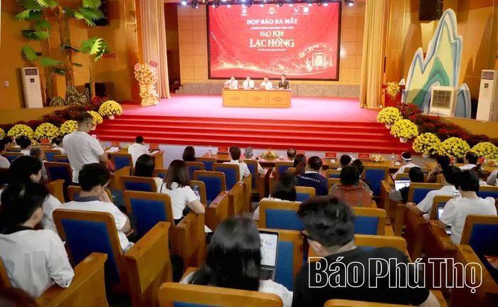 Quang cảnh buổi họp báo.