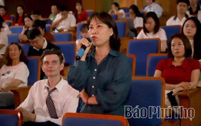 Đại diện các cơ quan báo chí đặt câu hỏi về chương trình.