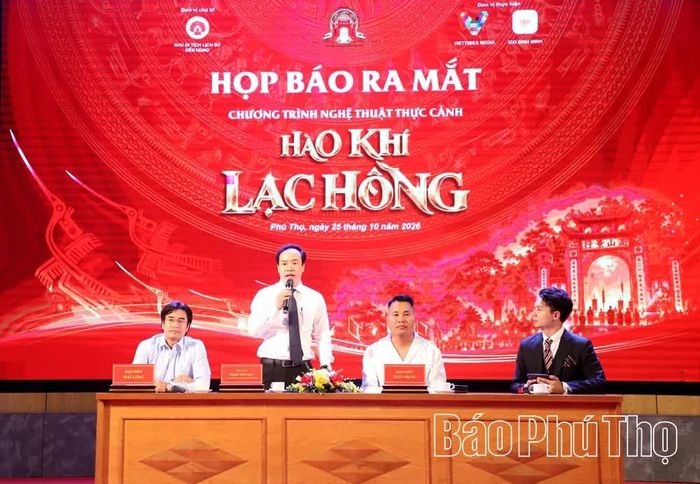 Lãnh đạo Khu Di tích lịch sử Đền Hùng và ê-kíp sáng tạo trao đổi, giải đáp các câu hỏi của cơ quan báo chí tại buổi họp báo.