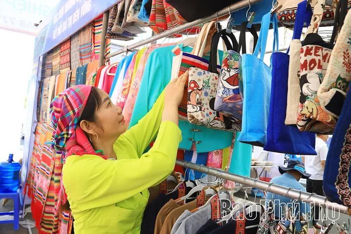 Nhiều ngành nghề truyền thống trong tỉnh phát huy được thế mạnh nhở thương mại điện tử.