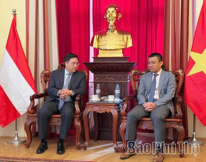 Chủ tịch UBND tỉnh Trần Duy Đông mong muốn Đại sứ quán Việt Nam tại Cộng hòa Áo làm cầu nối hỗ trợ tỉnh thúc đẩy các hoạt động phối hợp trong lĩnh vực đào tạo, công nghệ và thu hút đầu tư.