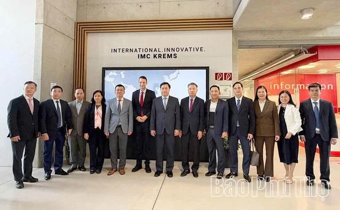 Đoàn công tác chụp ảnh lưu niệm cùng lãnh đạo Trường Đại học Khoa học Ứng dụng IMC Krems.