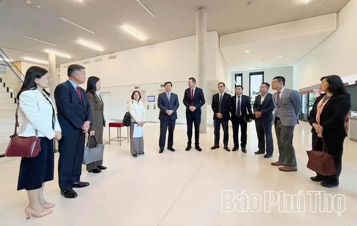 Đoàn công tác tham quan Trường Đại học Khoa học Ứng dụng IMC Krems.