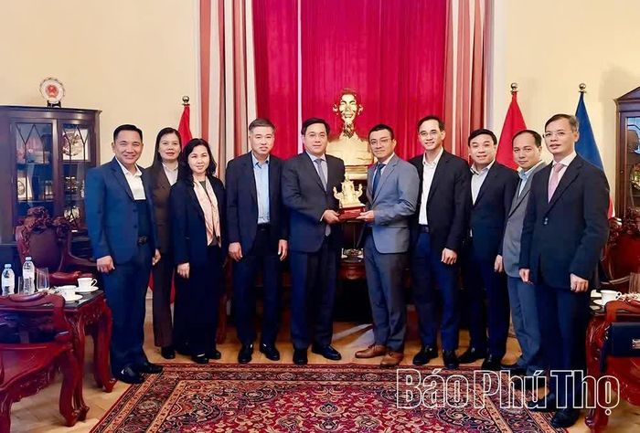 Chủ tịch UBND tỉnh Trần Duy Đông và đoàn công tác trao bức tượng Quốc Tổ Hùng Vương tặng Đại sứ Vũ Lê Thái Hoàng.