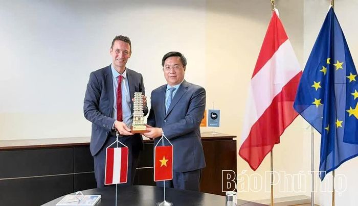 Chủ tịch UBND tỉnh Trần Duy Đông tặng quà lưu niệm cho lãnh đạo Trường Đại học Khoa học Ứng dụng IMC Krems.