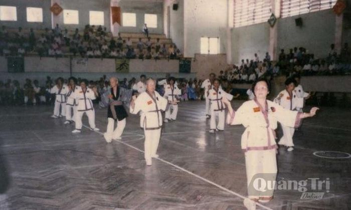 Võ sư Song Tùng (áo xám) ở giữa, ông bà Lê Quang Đạo ở hai bên, đang đồng diễn Thái cực trường sinh đạo - Ảnh: N.Q.T