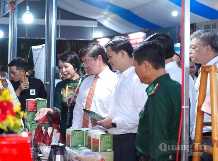 Đồng chí Vương Quốc Tuấn, Bí thư Tỉnh ủy và đồng chí Bùi Hoàng Phương, Chủ tịch UBND tỉnh tham quan các hoạt động của lễ hội - Ảnh: L.T