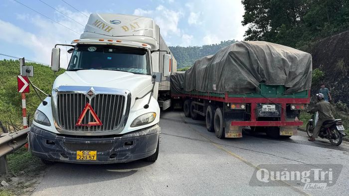 Xe container mang biển kiểm soát 98C-220.57 mắc kẹt cùng xe sơ-mi rơ-moóc trên tuyến Quốc lộ 12A - Ảnh: Quang Ngọc