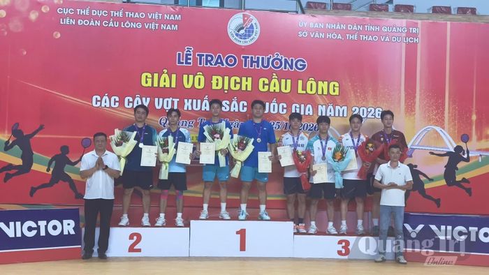 Trao giải Nhất ở nội dung đôi nam - Ảnh: Thùy Trang