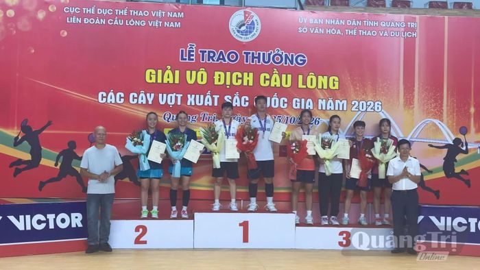 Trao giải Nhất ở nội dung đôi nữ - Ảnh: Thùy Trang
