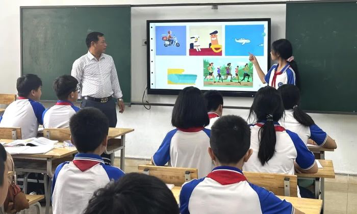 Giáo viên Trường THCS Vĩnh Tường ứng dụng công nghệ thông tin giảng dạy giúp học sinh dễ tiếp thu kiến thức bài học. Ảnh tư liệu: Nguyễn Thảo/TTXVN