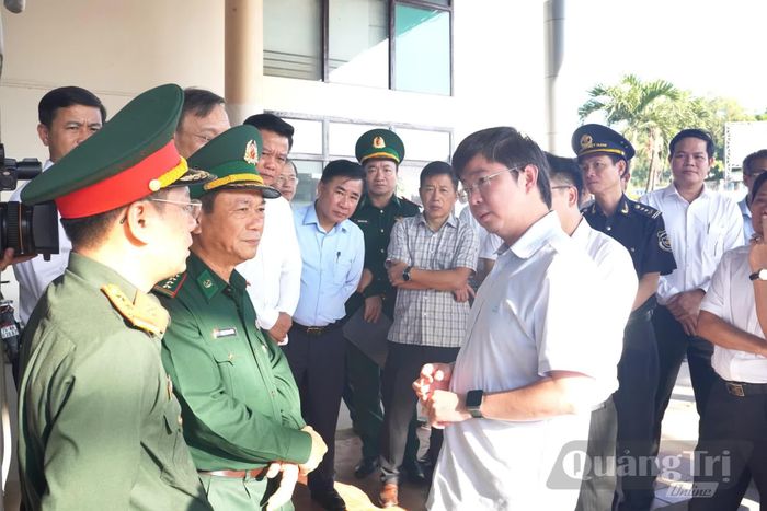 Đồng chí Bùi Hoàng Phương, Chủ tịch UBND tỉnh và đoàn công tác kiểm tra thực địa tại Khu KT-TM đặc biệt Lao Bảo - Ảnh: Đ.V