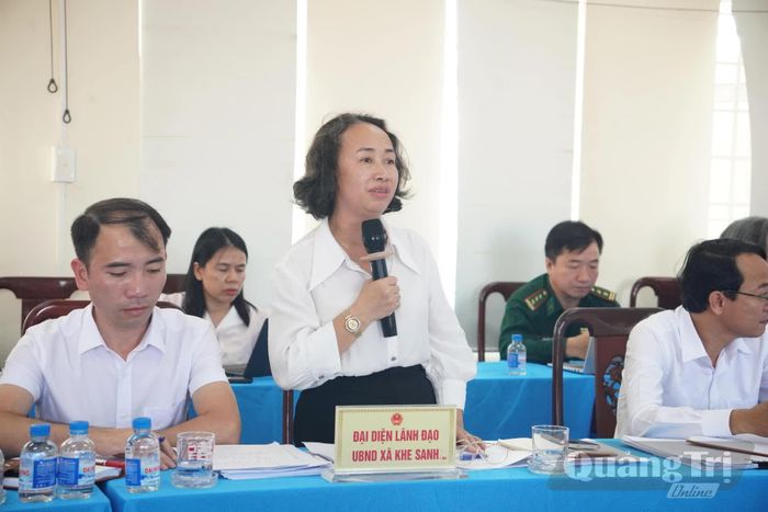 Đại diện lãnh đạo các xã báo cáo tại buổi làm việc - Ảnh: Đ.V