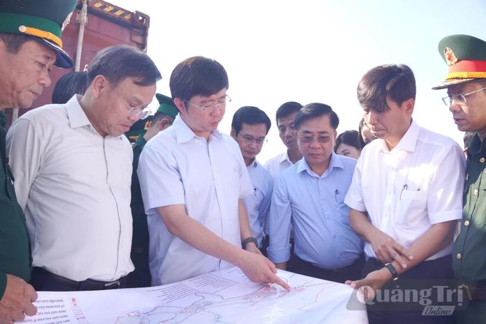 Đồng chí Bùi Hoàng Phương, Chủ tịch UBND tỉnh và đoàn công tác kiểm tra thực địa tại Khu KT-TM đặc biệt Lao Bảo - Ảnh: Đ.V