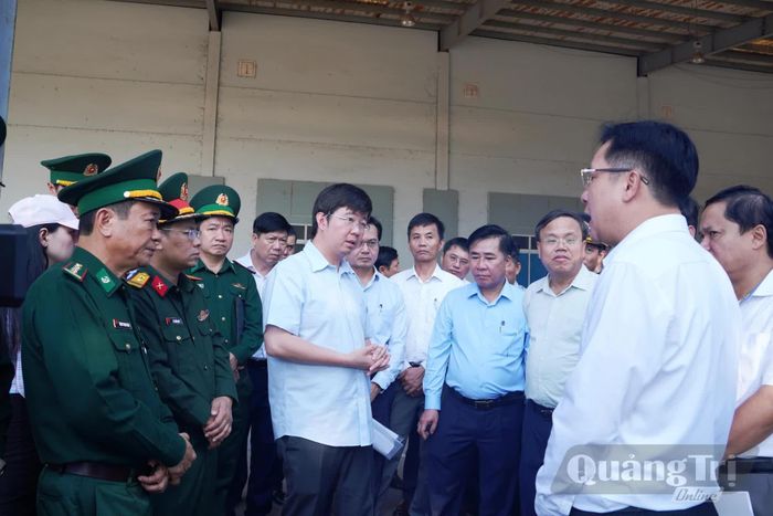 Đồng chí Bùi Hoàng Phương, Chủ tịch UBND tỉnh và đoàn công tác kiểm tra thực địa tại Khu KT-TM đặc biệt Lao Bảo - Ảnh: Đ.V