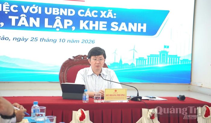 Đồng chí Bùi Hoàng Phương, Chủ tịch UBND tỉnh chủ trì làm việc với các xã Lao Bảo, Khe Sanh và Tân Lập - Ảnh: Đ.V