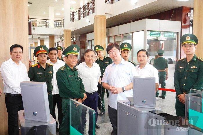 Đồng chí Bùi Hoàng Phương, Chủ tịch UBND tỉnh và đoàn công tác kiẻm tra thực địa tại Khu KT-TM đặc biệt Lao Bảo - Ảnh: Đ.V
