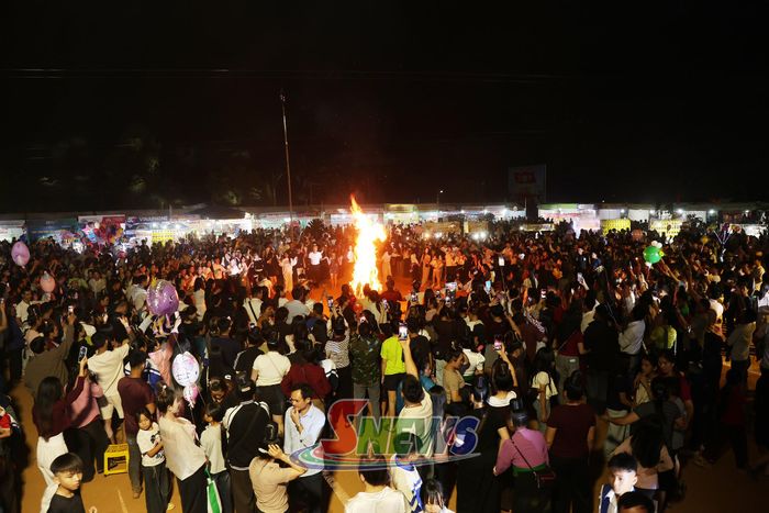 Vòng xòe đoàn kết khép lại chương trình văn nghệ.