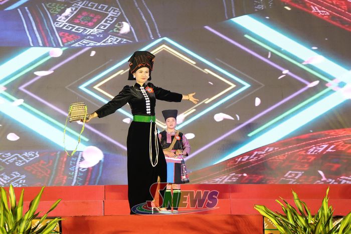 Phần thi trình diễn trang phục của các thí sinh.
