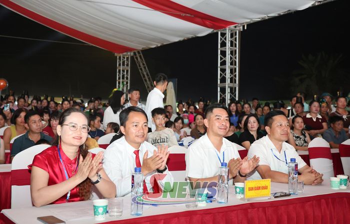 Các đại biểu tham dự chương trình văn nghệ.