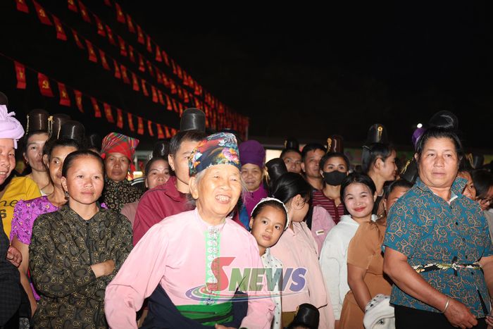 Đông đảo nhân dân đến xem và cổ vũ.