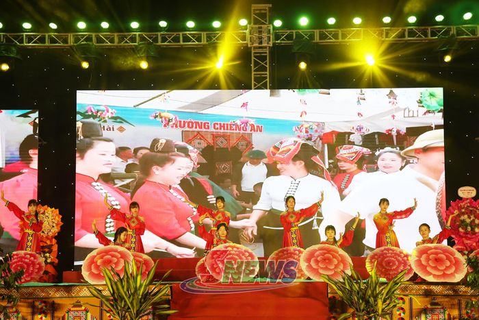 Tiết mục múa mang đậm bản sắc dân tộc Mông.