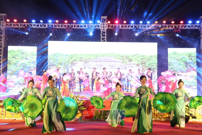 Tiết mục  nghệ thuật ca ngợi tình yêu quê hương, đất nước tại chương trình.